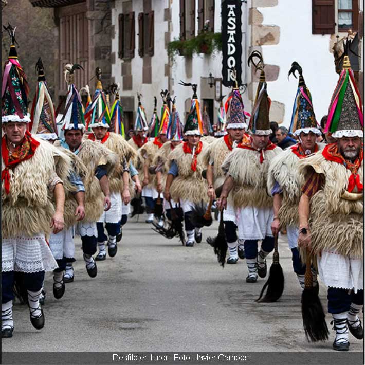 Desfile en Ituren